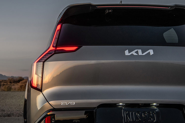 Kia hiện chưa công bố phạm vi hoạt động chính thức của EV9 GT. Tuy nhiên, xe hỗ trợ cổng sạc NACS và khả năng sạc nhanh DC, giúp sạc từ 10% đến 80% pin trong chưa đầy 25 phút với bộ sạc phù hợp.