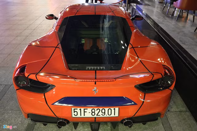 Mạng nhện được trang trí chằng chịt khắp thân của siêu xe này nhưng không gây rối mắt vì tuân theo sự cân xứng.