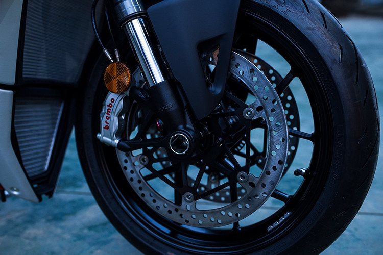 Hệ thống kiểm soát trượt bánh sau DSC, hệ thống kiểm soát hẫng bánh trước DWC, hệ thống hỗ trợ xuất phát DPL, hệ thống sang số nhanh hai chiều DQS EVO, hệ thống kiểm soát hãm tốc bằng động cơ EBC EVO cùng ga điện tử với 3 chế độ vận hành: Race, Sport và Street.