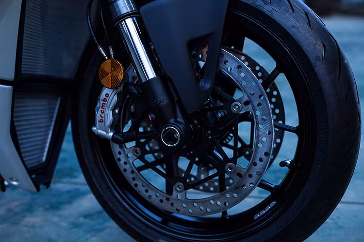 Hệ thống kiểm soát trượt bánh sau DSC, hệ thống kiểm soát hẫng bánh trước DWC, hệ thống hỗ trợ xuất phát DPL, hệ thống sang số nhanh hai chiều DQS EVO, hệ thống kiểm soát hãm tốc bằng động cơ EBC EVO cùng ga điện tử với 3 chế độ vận hành: Race, Sport và Street.