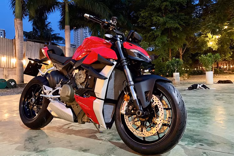  Ducati Streetfighter V4 mới là thế hệ tiếp theo của mẫu xe danh tiếng Streetfighter 1098 từng khiến nhiều biker mơ ước một lần sở hữu. Mới đây, chiếc Streetfighter V4 đầu tiên đã chính thức lăn bánh tại Việt Nam. Được biết, chủ nhân đầu tiên sở hữu Streetfighter V4 tại Việt Nam là một biker đến từ Hưng Yên.