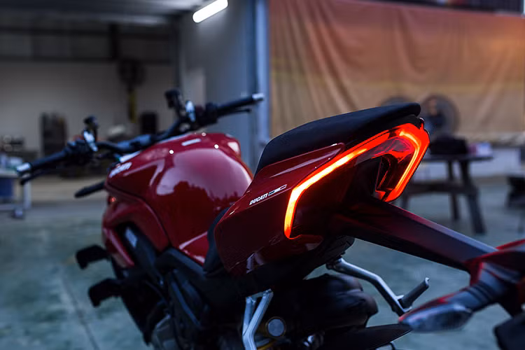 Các công nghệ điện tử hỗ trợ người lái của Streetfighter V4 đều được thừa hưởng từ mẫu Panigale V4, bao gồm các tính năng nổi bật như hệ thống chống bó cứng phanh cảm biến góc nghiêng Cornering ABS EVO, hệ thống kiểm soát lực kéo DTC...