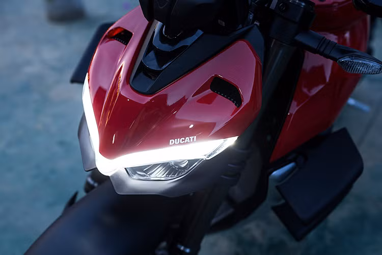 Nổi bật ở phần đầu xe là đèn pha chiếu sáng kép tích hợp đèn định vị LED vô cùng ấn tượng. Phần đuôi xe có thiết kế hoàn toàn giống với mẫu người anh em sport bike Panigale V4 với kiểu duôi vuốt nhọn, bên dưới có hai hốc thoát gió cùng đèn phanh chạy theo viền đuôi xe.