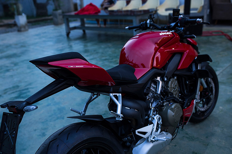 Ducati Streetfighter V4 2020 mới thừa hưởng ngôn ngữ thiết kế hoàn toàn mới từ siêu môtô Ducati Panigale V4, thể hiện rõ nét qua các đường nét uốn cong mềm mại ở phần đầu xe, nhưng vẫn mang vẻ cơ bắp mạnh mẽ ở bình xăng và ốp cánh gió hai bên thân xe.