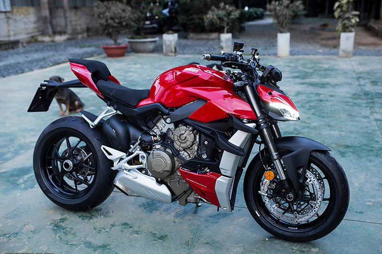 Dự kiến, mức giá xe Ducati Streetfighter V4 tại Việt Nam sẽ rơi vào khoảng 1 tỷ đồng cho bản tiêu chuẩn và 1,1 tỷ đồng cho bản S. Chiếc Ducati Streetfighter V4 trong bài viết này được nhập khẩu tư nhân, phiên bản chính hãng hiện vẫn chưa hẹn ngày về Việt Nam.