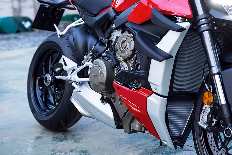 Theo thông số kỹ thuật do Ducati công bố, phiên bản Streetfighter V4 tiêu chuẩn có trọng lượng 180 kg, nặng hơn 2kg so với phiên bản S cao cấp hơn. Phiên bản cao cấp Streetfighter V4 S có các nâng cấp về trang bị như hệ thống treo Ohlins cao cấp và vành hợp kim nhôm luyện Marchesini.
