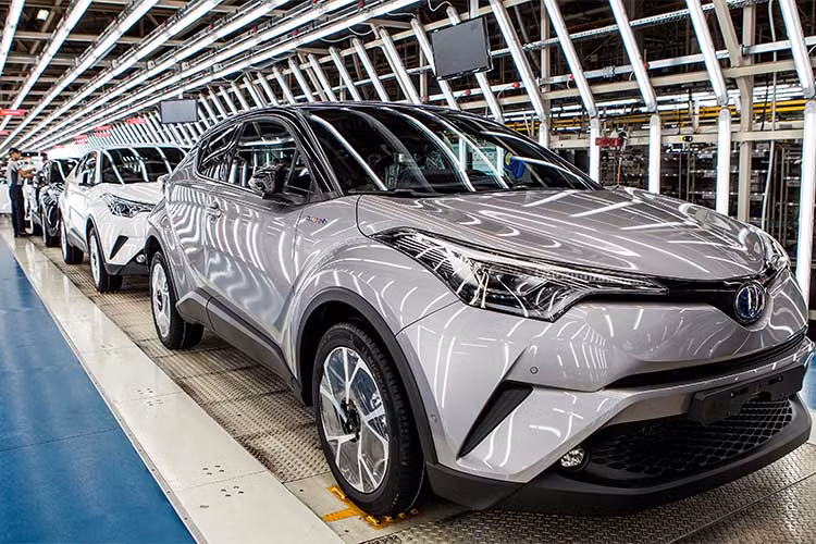 Sau Malaysia, Thái Lan là thị trường tiếp theo tại Đông Nam Á tiếp nhận đơn đặt hàng mẫu SUV “cơ bắp” Toyota C-HR 2017 mới. Theo thông tin từ các đại lý tại “ xứ sở chùa vàng”, C-HR sẽ có khởi điểm hơn 900.000 Baht (tương đương 630 triệu đồng) và bán ra vào đầu quý I năm 2018.