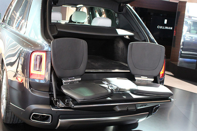 Để cạnh tranh với Bentley Bentayga, Rolls-Royce sẽ sử dụng động cơ tăng áp V12 trên Cullinan, dung tích 6,75 lít, cho công suất tối đa 563 mã lực và mô-men xoắn cực đại 850 Nm. Hộp số tự động 8 cấp. Xe được xây dựng trên kết cấu khung gầm bằng nhôm và hệ dẫn động bốn bánh.