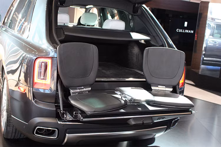 Để cạnh tranh với Bentley Bentayga, Rolls-Royce sẽ sử dụng động cơ tăng áp V12 trên Cullinan, dung tích 6,75 lít, cho công suất tối đa 563 mã lực và mô-men xoắn cực đại 850 Nm. Hộp số tự động 8 cấp. Xe được xây dựng trên kết cấu khung gầm bằng nhôm và hệ dẫn động bốn bánh.