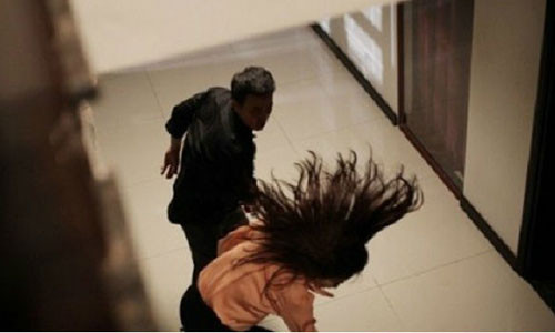 Thu ky toa bi danh khi gui giay trieu tap ly hon