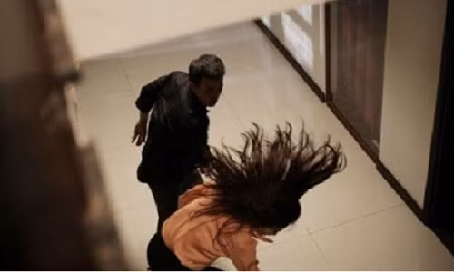 Thu ky toa bi danh khi gui giay trieu tap ly hon