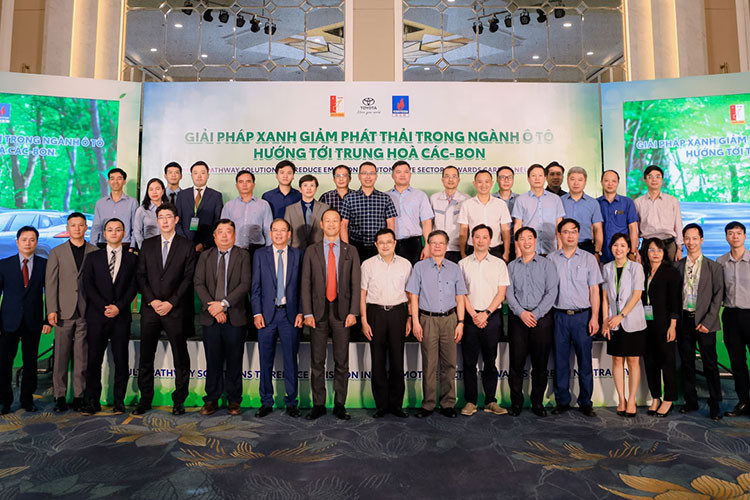 Toyota va Dai hoc Bach Khoa nghien cuu giai phap giam khi thai