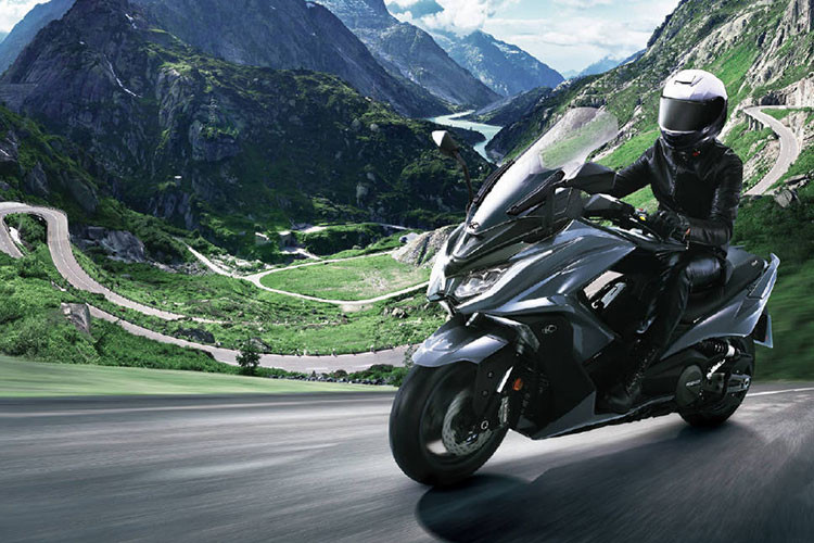 Giá xe Kymco AK550 2021 được bán ra rất hợp lý, ở mức 9.999 Euro tại châu Âu, tương đương với mức 275 triệu đồng. Mức giá này khá cạnh tranh nếu so với đối thủ Yamaha TMax 560 có giá lên đến 11.999 Euro, tương đương 329 triệu đồng.