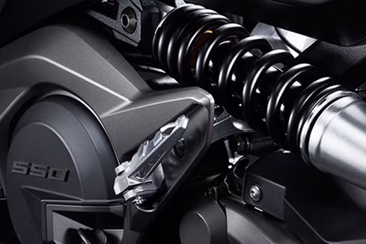 Hệ thống phanh đĩa đôi ở trước kích thước 270mm đi kèm cùm Brembo 4 pit-tông, đĩa phanh đơn phía sau kích thước 260mm, cả hai đều được tích hợp hệ thống chống bó cứng phanh ABS. 