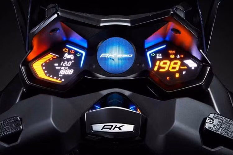 Phía trên cụm đèn pha là kính chắn gió lớn có thể điều chỉnh vị trí tùy vào thói quen sử dụng và sở thích của người dùng. Bảng đồng hồ gồm 3 thành phần là 2 đồng hồ analog và một màn hình màu tích hợp hệ thống thông minh Noodoe có khả năng kết nối với điện thoại thông minh.