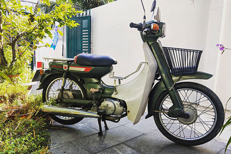 Do không tiện dụng như phiên bản 4 kỳ nên tới năm 1986, những dòng xe Mate 2 kỳ đã bị hãng xe máy Yamaha dừng sản xuất. Tại Việt Nam, những chiếc Mate 50 dù có số lượng ít hơn nhiều so với Super Cub của Honda nhưng vẫn khá phổ biến. Giá xe Yamaha Mate 50 trong bài viết này được chào bán khoảng hơn 30 triệu đồng, xe thuộc sở hữu của một người đam mê xe máy cổ tại Nha Trang.