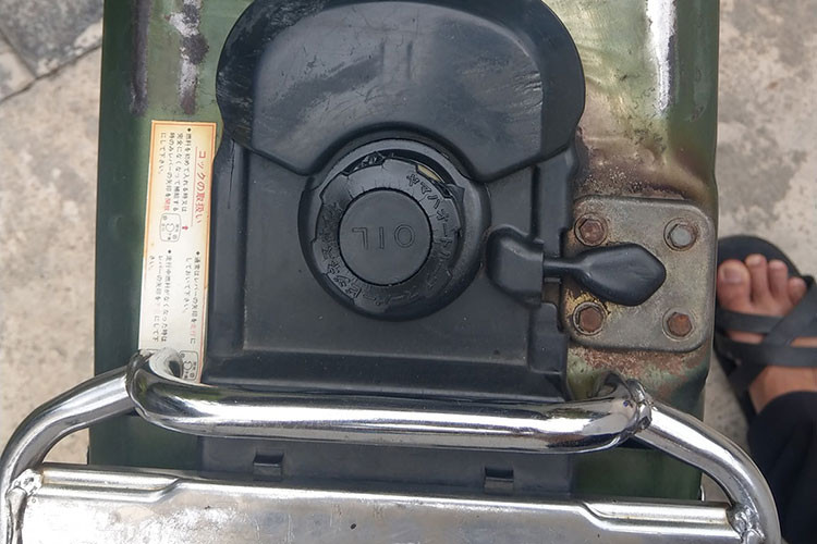 Là một chiếc xe máy 2 kỳ, Mate 50 còn có thêm cửa nạp nhớt pha xăng ở bên dưới yên, bên cạnh nắp xăng như những mẫu xe khác. Chiếc xe cũng được trang bị hệ thống pha nhớt tự động, giúp người dùng không phải mất công hòa nhớt khi đổ xăng như những dòng xe 2 kỳ thế hệ cũ.