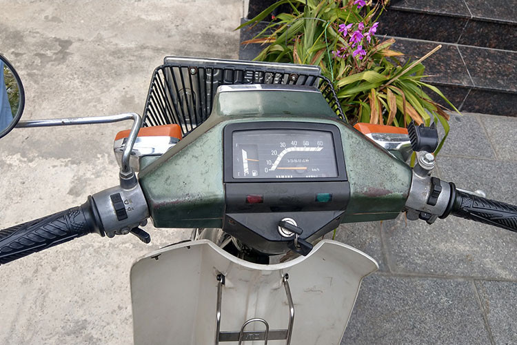 Mate 50 có hệ thống điện đơn giản, cụm đồng hồ của chiếc xe chỉ có duy nhất đồng hồ báo tốc độ và công-tơ-mét. Những phiên bản đời cũ của chiếc xe chỉ có thêm một đèn báo số "mo", trong khi một số chiếc Mate 50 "đời cuối" còn sở hữu thêm đèn báo mức dầu bôi trơn cạn, chống tình trạng "lúp-pê" máy do không có dầu.