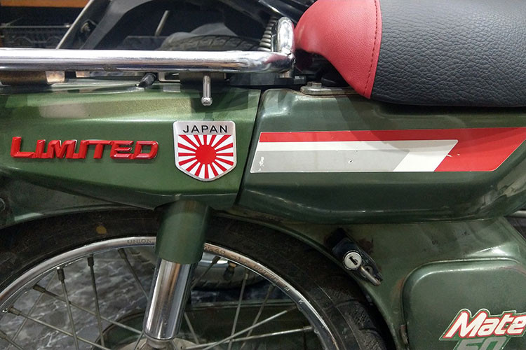 Một điểm khá đặc biệt của chiếc yamaha Mate 50 chính là ổ khóa đặt dưới đồng hồ công tơ mét, đồng thời được tích hợp công tắc đèn pha/cốt, thay vì nằm trên cùm công tắc hai bên phía dưới như nhiều dòng xe khác. Chính vì vậy, cùm công tắc của Mate 50 rất đơn giản, chỉ còn lại nút còi và xi-nhan.