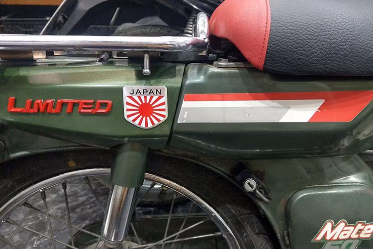 Một điểm khá đặc biệt của chiếc yamaha Mate 50 chính là ổ khóa đặt dưới đồng hồ công tơ mét, đồng thời được tích hợp công tắc đèn pha/cốt, thay vì nằm trên cùm công tắc hai bên phía dưới như nhiều dòng xe khác. Chính vì vậy, cùm công tắc của Mate 50 rất đơn giản, chỉ còn lại nút còi và xi-nhan.