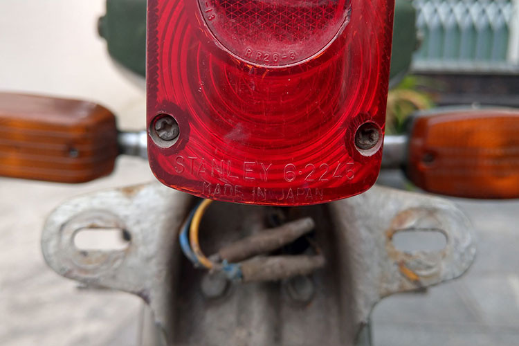 Ở hai bên thân xe, Mate 50 có thiết kế đơn giản với cặp nắp che ắc quy (cốp xe hai bên) bắt vít giống với Honda Super Cub. Phần thân xe bên phải còn có thêm một móc treo mũ bảo hiểm kèm Màu sắc thường thấy nhất trên chiếc xe là màu xanh lá.