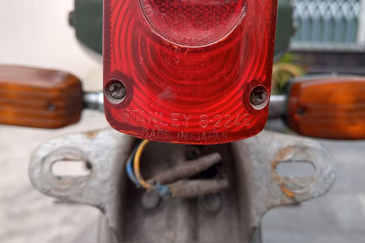 Ở hai bên thân xe, Mate 50 có thiết kế đơn giản với cặp nắp che ắc quy (cốp xe hai bên) bắt vít giống với Honda Super Cub. Phần thân xe bên phải còn có thêm một móc treo mũ bảo hiểm kèm Màu sắc thường thấy nhất trên chiếc xe là màu xanh lá.