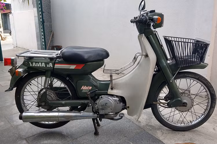 Thuộc dòng xe máy số phổ thông V-Series với dung tích máy từ 50 tới 90cc, Yamaha Mate 50 đời 80 có tên mã là V50. Học theo "công thức" thành công của đối thủ Super Cub, Yamaha đã thiết kế chiếc xe với cơ cấu khung thép dập hàn và nhiều chi tiết nhựa ở thân xe nhằm giảm giá thành và có thể sản xuất với số lượng lớn.