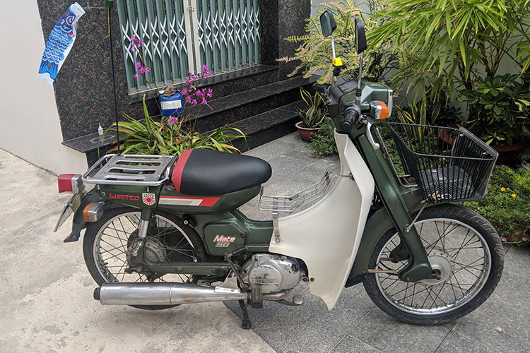 Xuất hiện lần đầu vào năm 1958, mẫu xe máy Honda Super Cub đã giúp Honda "hái ra tiền". Không chịu nhìn đối thủ thành công một mình, 2 hãng xe còn lại là Yamaha và Suzuki cũng đã tạo ra những mẫu xe tương tự để "đáp trả". Trong khi Suzuki có Birdie thì chiếc xe máy Yamaha Mate 50 được Yamaha đặt "sứ mệnh" trở thành đối trọng của Super Cub.