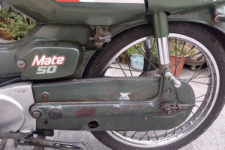 Giống như đối thủ Honda Super Cub, Mate 50 được trang bị cấu hình bánh 17 inch sử dụng vành nan ở cả phía trước và sau xe. Hệ thống giảm xóc trước cũng có dạng "giò gà" đặc trưng, trong khi giảm xóc sau dùng phuộc ống lồng kép. Cả phía trước và sau của Mate 50 cũng đều sử dụng phanh đùm.