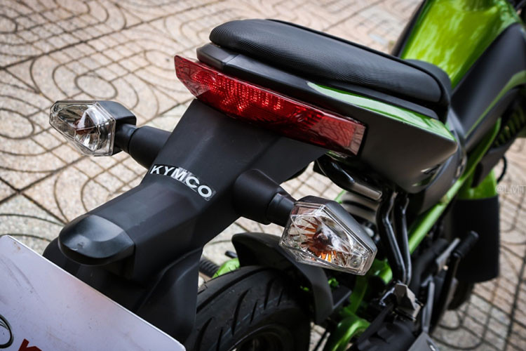 Cụm đèn hậu lớn cho ánh sáng tốt, cùng với xi nhan tách rời. Pad biển số nằm phía dưới của dè sau - ngoài ra, xe cũng được trang bị tay dắt 2 bên bằng ống thép được gắn trực tiếp trên sườn của xe tiện cho việc sử dụng.