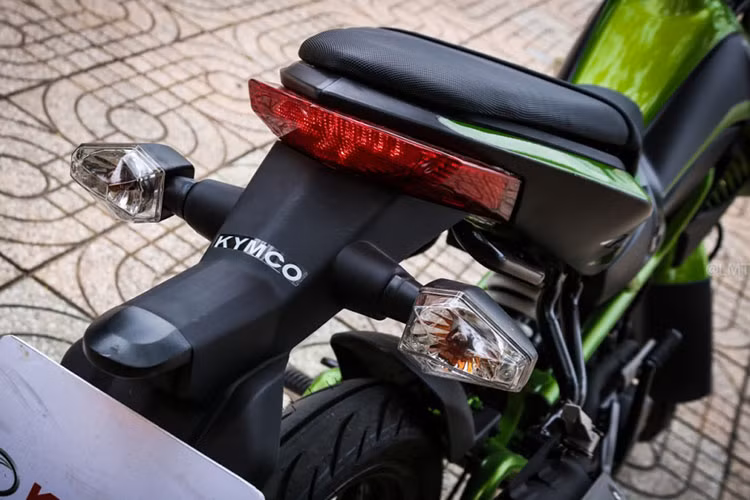 Cụm đèn hậu lớn cho ánh sáng tốt, cùng với xi nhan tách rời. Pad biển số nằm phía dưới của dè sau - ngoài ra, xe cũng được trang bị tay dắt 2 bên bằng ống thép được gắn trực tiếp trên sườn của xe tiện cho việc sử dụng.