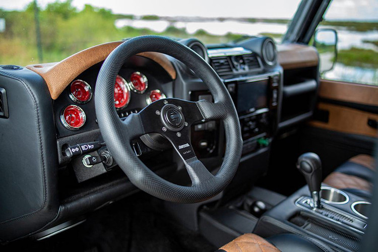 Không còn nội thất tối giản tới mức nghèo nàn như những chiếc Defender bình thường, ECD đã bọc lại da 2 tông màu cho gần như mọi chi tiết trong cabin của Project Evolution - từ bảng táp-lô, các cánh cửa, ghế ngồi tới bệ tì tay. Ngoài ra, xe cũng được trang bị hệ thống thông tin giải trí với màn hình cảm ứng, kết nối USB, bàn sạc không dây cho điện thoại hay dàn âm thanh hi-end của hãng JL Audio.