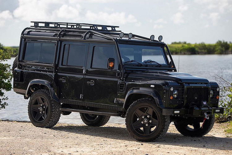 Bao quanh mui xe là bộ baga chằng đồ bằng thép ống, trong khi những trang bị thường thấy trên xe offroad như tời điện Warn, dàn đèn LED tăng cường hay ba đờ sốc trước sau cũng đã được ECD tích hợp đầy đủ. Hoàn thiện vẻ ngoài cho Project Evolution là bộ mâm 5 cánh đường kính 20 inch và thân xe sơn màu đen ánh ngọc Basalt Schwarz Pearl.