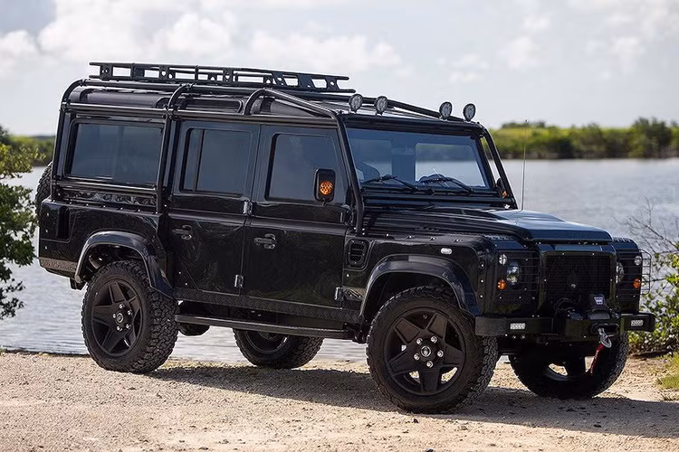 Bao quanh mui xe là bộ baga chằng đồ bằng thép ống, trong khi những trang bị thường thấy trên xe offroad như tời điện Warn, dàn đèn LED tăng cường hay ba đờ sốc trước sau cũng đã được ECD tích hợp đầy đủ. Hoàn thiện vẻ ngoài cho Project Evolution là bộ mâm 5 cánh đường kính 20 inch và thân xe sơn màu đen ánh ngọc Basalt Schwarz Pearl.