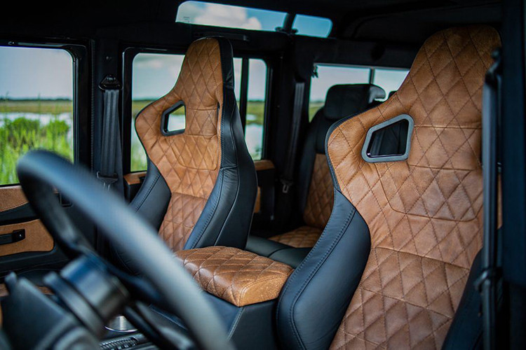 Thay vì các loại động cơ diesel hay xăng với công suất khá nhỏ của Defender nguyên bản, ECD đã thay cho chiếc xe "trái tim" Mỹ V8 nạp khí tự nhiên 6.2l với mã hiệu LS3, được lấy từ chiếc xe thể thao Chevrolet Corvette C6. Ở dạng nguyên bản, động cơ này đã có công suất lên tới 424 mã lực và nổi tiếng vì sự bền bỉ, chính vì vậy nó cực kỳ phù hợp với đặc tính sử dụng của mẫu xe địa hình Defender.