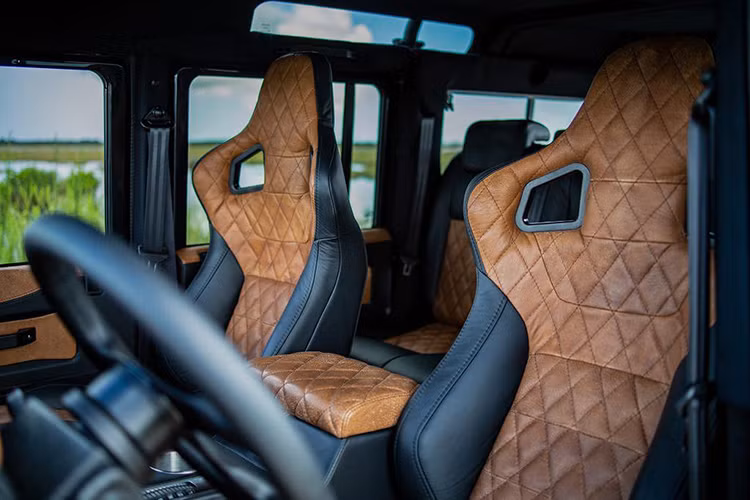 Thay vì các loại động cơ diesel hay xăng với công suất khá nhỏ của Defender nguyên bản, ECD đã thay cho chiếc xe "trái tim" Mỹ V8 nạp khí tự nhiên 6.2l với mã hiệu LS3, được lấy từ chiếc xe thể thao Chevrolet Corvette C6. Ở dạng nguyên bản, động cơ này đã có công suất lên tới 424 mã lực và nổi tiếng vì sự bền bỉ, chính vì vậy nó cực kỳ phù hợp với đặc tính sử dụng của mẫu xe địa hình Defender.