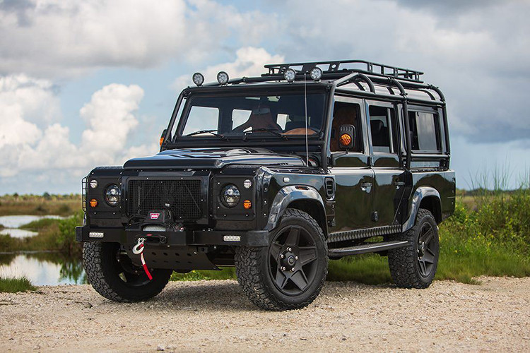 Mới đây, xưởng độ ECD (East Coast Defender) Automotive Design nằm tại Florida, Mỹ đã hoàn thành một chiếc xe SUV Land Rover Defender 110 mới, được đặt tên là Project Evolution. Đúng như tên gọi (Evolution có nghĩa là tiến hóa) bản độ này mang thiết kế biểu tượng của Defender, nhưng đã được nâng cấp toàn diện từ trong ra ngoài.