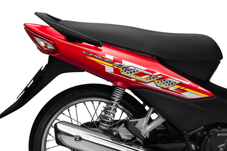 Các trang bị của xe vẫn rất cơ bản với đồng hồ cơ, phuộc ống lồng, giảm xóc đôi và khóa từ 3 trong 4. Hệ thống chiếu sáng của xe với đèn pha, đèn xinhan và đèn phanh vẫn sử dụng bóng halogen truyền thống với ánh sáng vàng.