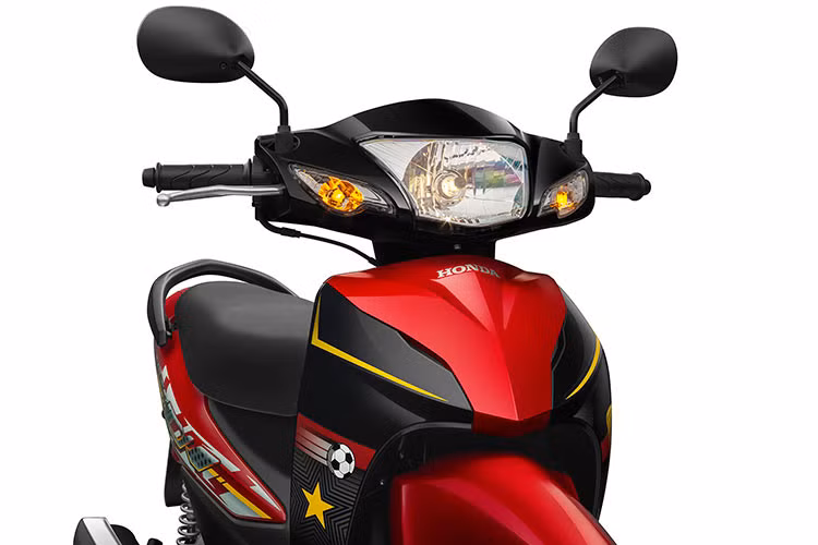 Cụ thể, chiếc Honda Wave Alpha phiên bản giới hạn sẽ mang trên mình dàn áo với ba màu sắc Đỏ và Đen, đi kèm là tem xe màu vàng thể hiện các đường chỉ sọc và ngôi sao trên quốc kỳ.