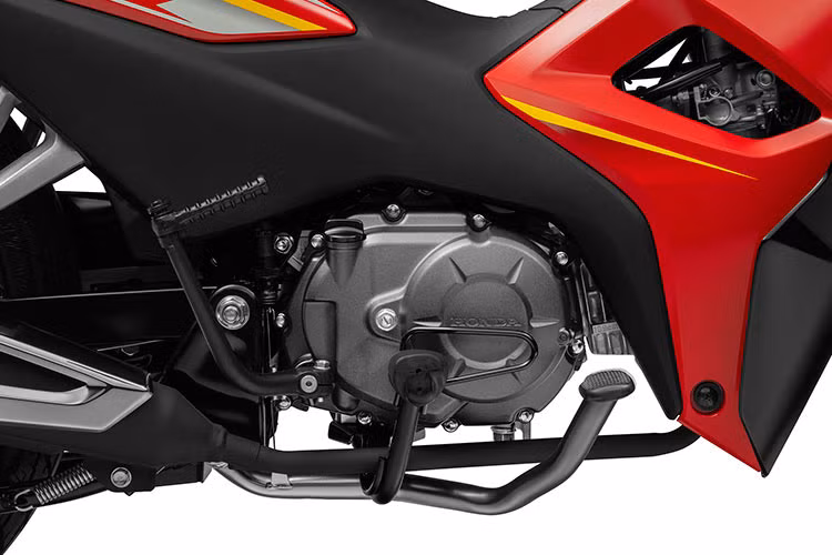 Động cơ trang bị trên xe vẫn là động cơ xy-lanh đơn, dung tích 110cc, sản sinh công suất 8,2 mã lực tại vòng tua máy 7.500 vòng/phút, đi kèm là hộp số 4 cấp. Khối động cơ này của Wave Alpha có mức tiêu hao nhiên liệu khá thấp là 1,9 lít/100km dù chỉ sử dụng chế hòa khí cơ.