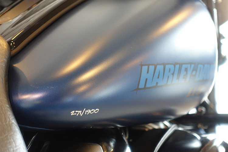 Trên phiên bản đặc biệt giới hạn cho năm 2018 này, Harley-Davidson Street Glide được trang bị đèn pha trước LED kèm hai đèn trợ sáng Daymaker. Bên góc dưới bình xăng mang số thứ tự của 1900 chiếc được sản xuất giới hạn, chiếc đang có mặt tại Việt Nam mang số 271.