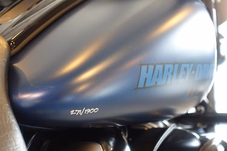 Trên phiên bản đặc biệt giới hạn cho năm 2018 này, Harley-Davidson Street Glide được trang bị đèn pha trước LED kèm hai đèn trợ sáng Daymaker. Bên góc dưới bình xăng mang số thứ tự của 1900 chiếc được sản xuất giới hạn, chiếc đang có mặt tại Việt Nam mang số 271.