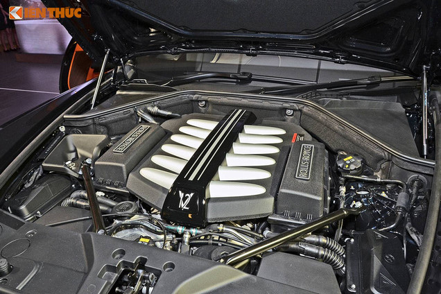 Xe sở hữu khối động cơ V12 6.6L Twin-Turbo công suất 563 mã lực tại 5.250v/ph và mô-men xoắn cực đại 780Nm tại 1.500v/ph, hộp số tự động 8 cấp của ZF. Với tự trọng 2.560kg, Dawn mất 4,9 giây để tăng tốc 0-100km/h, tốc độ tối đa 250km/h. Ngoài ra còn có hộp số 8 cấp ZF tích hợp chức năng bổ trợ vệ tinh cung được trang bị trên xe.