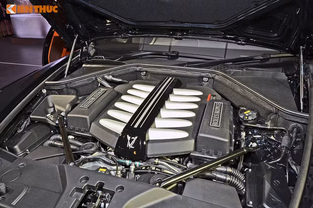 Xe sở hữu khối động cơ V12 6.6L Twin-Turbo công suất 563 mã lực tại 5.250v/ph và mô-men xoắn cực đại 780Nm tại 1.500v/ph, hộp số tự động 8 cấp của ZF. Với tự trọng 2.560kg, Dawn mất 4,9 giây để tăng tốc 0-100km/h, tốc độ tối đa 250km/h. Ngoài ra còn có hộp số 8 cấp ZF tích hợp chức năng bổ trợ vệ tinh cung được trang bị trên xe.