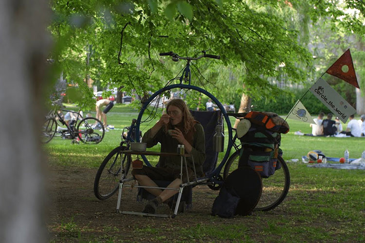 Với khoảng một năm vẽ phác thảo và làm việc, nguyên mẫu đầu tiên đã bắt đầu thành hình. Nó được làm bằng 3 chiếc xe đạp cũ gỉ khác nhau, tất cả đều được cắt đôi và lắp ráp với nhau quanh một thiết kế chung. Chẳng bao lâu, chiếc xe đã sẵn sàng cho bài kiểm tra thực tế đầu tiên trên đường. 