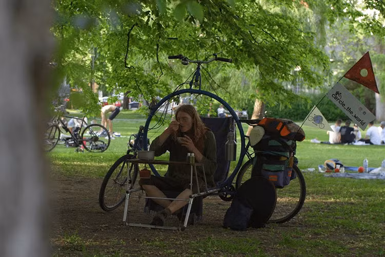 Với khoảng một năm vẽ phác thảo và làm việc, nguyên mẫu đầu tiên đã bắt đầu thành hình. Nó được làm bằng 3 chiếc xe đạp cũ gỉ khác nhau, tất cả đều được cắt đôi và lắp ráp với nhau quanh một thiết kế chung. Chẳng bao lâu, chiếc xe đã sẵn sàng cho bài kiểm tra thực tế đầu tiên trên đường. 