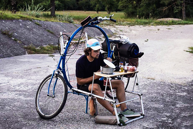 Bạn đã bao giờ nhìn thấy một chiếc xe đạp biến thành giường ngủ? Một nhà bếp? Hoặc một chiếc bàn làm việc hay chưa? Nếu chưa thì bạn cũng sắp thấy rồi vì mẫu xe đạp concept dưới đây làm được tất cả và thậm chí còn hơn thế nữa. Nó được gọi là xe đạp Cercle, và nó là một ngôi nhà di động trên hai bánh đúng nghĩa.