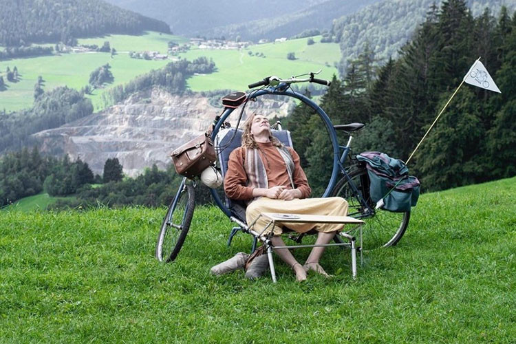 Cercle đặc biệt là một sản phẩm thông minh được thiết kế bởi Bernhard Sobotta, người đã nảy ra ý tưởng một chiếc xe đạp đa chức năng trong mùa hè năm 2019. Trong một bài phỏng vấn với Bikecitizens, anh ấy nói rằng mình muốn kết hợp xe đạp chở hàng với một khung võng như thế nào.