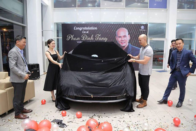 Mới đây, nam ca sĩ Phan Đinh Tùng đã gây sự chú ý của cộng đồng mạng khi tậu chiếc crossover 5+2 Volkswagen Tiguan Allspace 2019 mới. Chiếc xe mang thương hiệu Đức này được cựu thành viên của nhóm nhạc MTV mua từ đại lý chính hãng của Volkswagen Việt Nam, chi nhánh TP HCM.