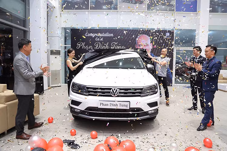 SUV Volkswagen Tiguan mới có chiều dài tổng 4,7m, hơn bản Tiguan hiện tại 26,8cm, phần đầu xe từ trục bánh xe trước đến hết cản trước được thiết kế khí động học hơn ngắn hơn bản thường 2,9cm, tạo chỗ ngồi rộng rãi cho hàng ghế thứ 2 và thứ 3. Chiều dài 4,7m cũng khiến nó trở thành chiếc xe rộng hơn nhiều so với các xe 5+2. 